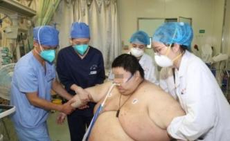 武汉一男子疫情期间长胖两百斤，体重超五百斤搭货车就医