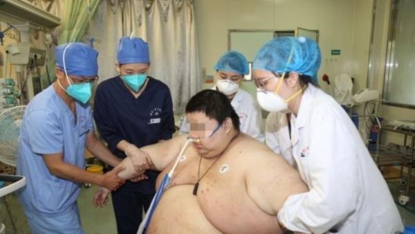 武汉一男子疫情期间长胖两百斤，体重超五百斤搭货车就医