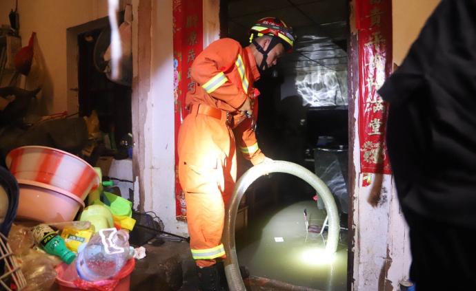 持续暴雨致云南宣威内涝严重，消防紧急救援