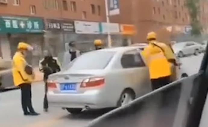 司機(jī)行車途中突發(fā)疾病車自滑行，4騎手沖上前救人