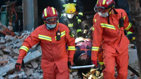 浙江温岭槽罐车爆炸冲出高速，已致10死117伤