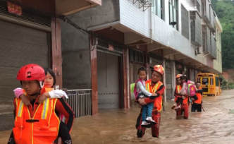 衡阳洪水暴涨，消防转移12名被困群众