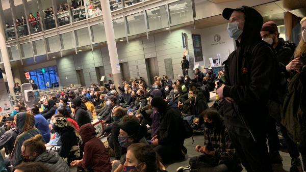 不满市长维护警局，数百抗议者占领西雅图市政厅