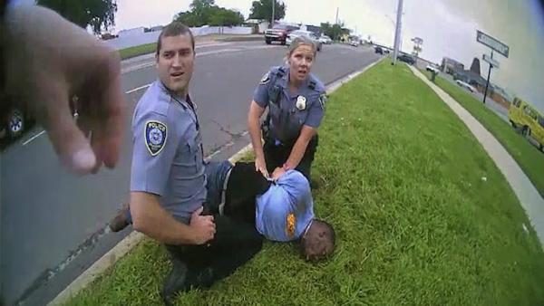 美一非裔男子被捕时大喊“不能呼吸”，警察：我不在乎