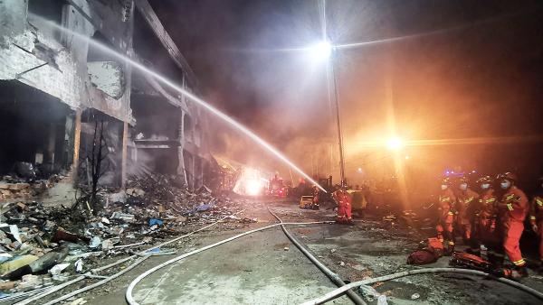 10支地震搜救队在温岭槽罐车爆炸现场通宵救援