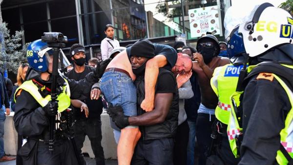 伦敦抗议现场非裔男子抢救冲突中受伤的极右翼白人