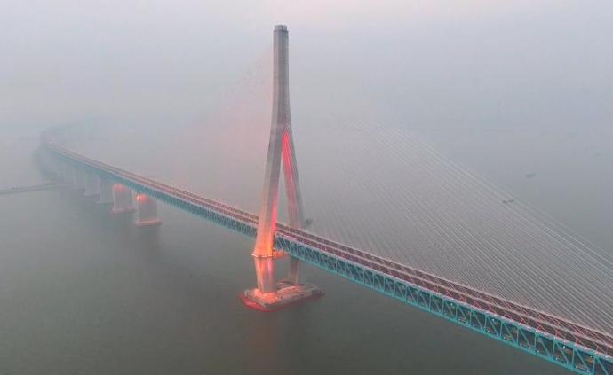 沪通长江大桥灯光调试，夜景迷人