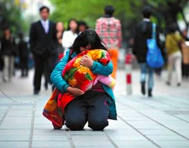 9年前，石金泉策划的“眼癌宝宝的母亲跪行广州街头求助”