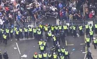 逾百名反种族主义示威者被捕，英首相：任何袭警者都要被制裁