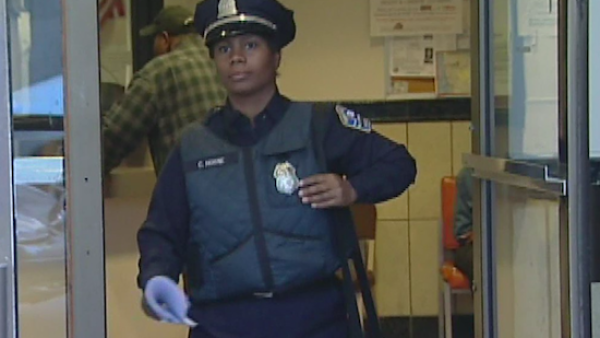 非裔女警阻止同事锁喉却遭解职，12年后官方重启调查