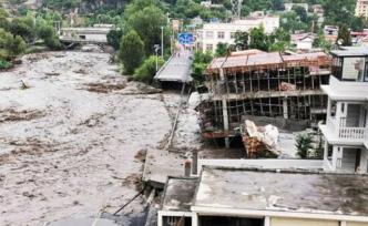 四川阿坝金川县发生洪水泥石流，当地紧急转移群众863人