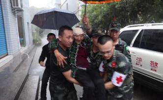 暴雨中训练，重庆武警顺手救受伤老人