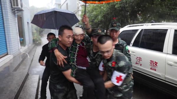 暴雨中训练，重庆武警顺手救受伤老人