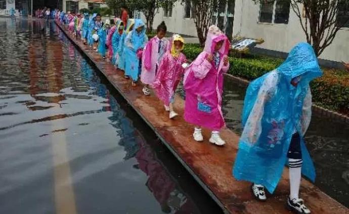 淮北暴雨一小學校內積水，老師搭橋護近千名學生回家