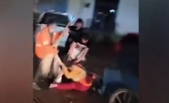 呼市兩女一男毆打女環(huán)衛(wèi)工,其倒地后仍被猛踹