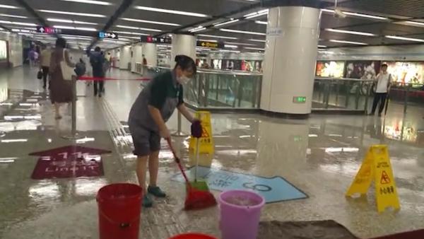 上海徐家汇地铁站秒变“水帘洞”，系港汇广场水管漏水