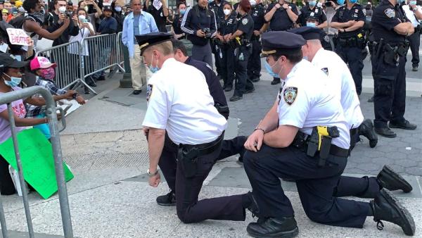 内部邮件泄露！纽约市警察为抗议中单膝跪地致歉