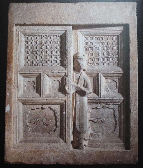 杨粲墓女室出土少女启门石刻