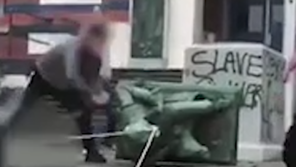 美国国父杰斐逊雕像倒下：抗议者拉倒后锤打