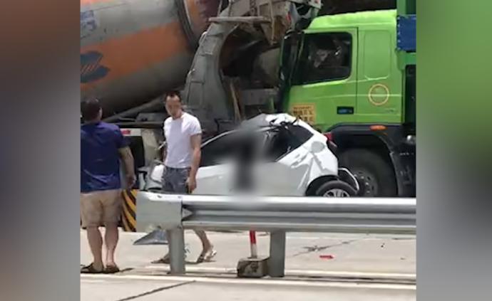 货车刹车不及，轿车“被推着”撞上水泥搅拌车