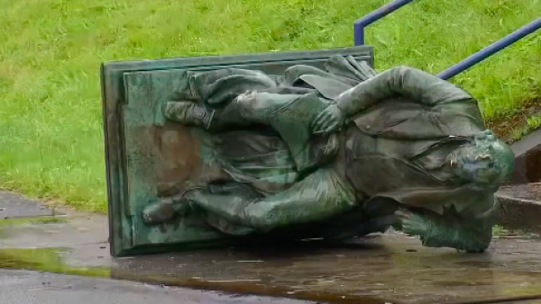 美国国父杰斐逊也“倒下”，抗议者锤打雕像