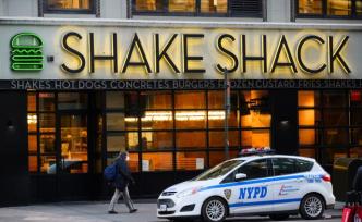 纽约3警员就餐后中毒，饮料疑遭餐厅员工兑漂白剂