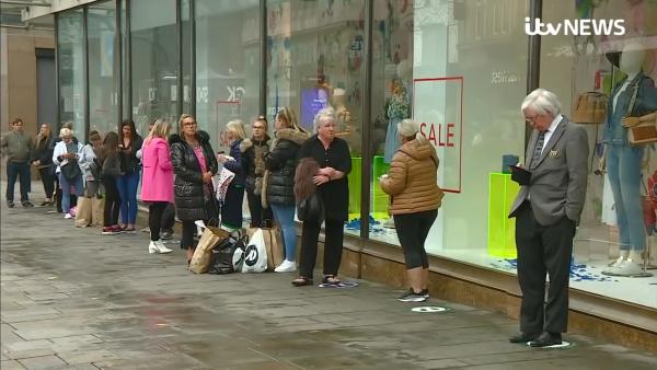 关闭三个月后英国商店重开，民众排长队购物