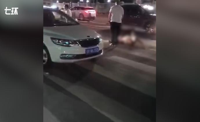 南充發(fā)生多車事故，一裸體男駕駛員遭多人拉出車毆打