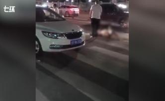 南充发生多车事故，一裸体男驾驶员遭多人拉出车殴打