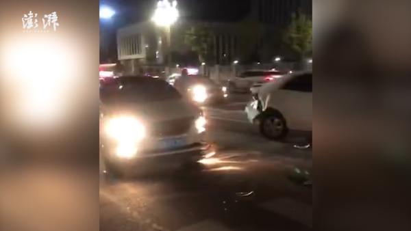 多车事故后，一裸体男子被多人从车中拉出殴打