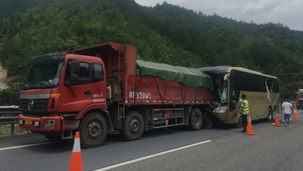 大客车高速上追尾货车，1死17伤_@所有人_澎湃新闻-The Paper