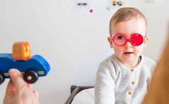 孩子出生3个月后就应定期做眼科检查，做到的家长请举手