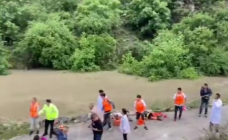 四川丹巴两百余人被困堰塞湖湖岸附近，阿坝州消防跨区域救援