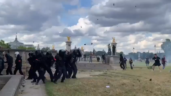 和平示威演变石块大战！巴黎万名医护与警方爆发冲突