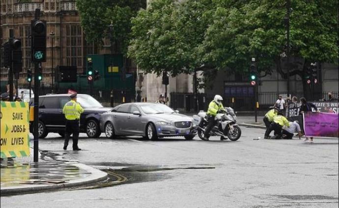 英首相车队遭抗议者拦车，约翰逊座驾被追尾