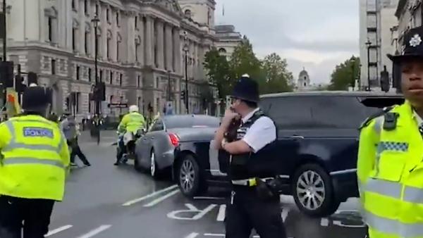 英首相车队遭抗议者袭击，约翰逊座驾被撞凹陷