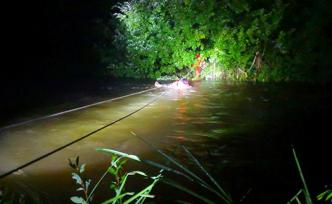 湖北十堰：女子被湍急河水冲走后被困树梢，消防横渡紧急救援