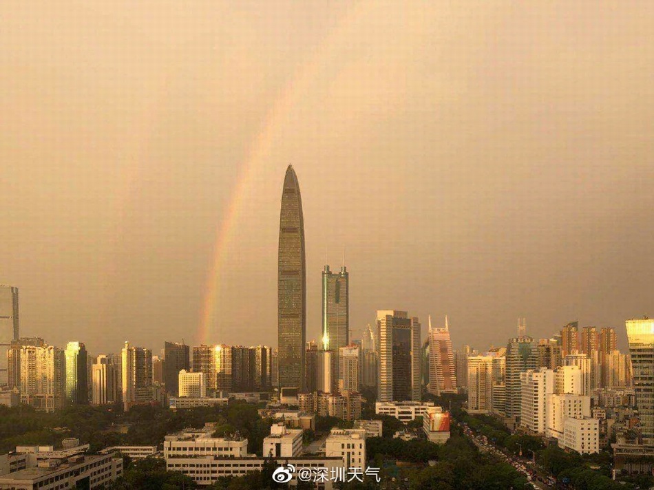 澎湃新闻太美了！雨后彩虹桥连接深圳香港两地
