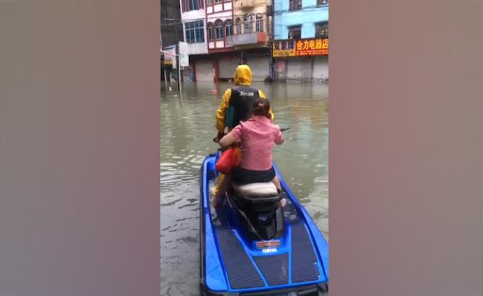 防城港暴雨致內澇，外賣員用沖鋒舟送餐