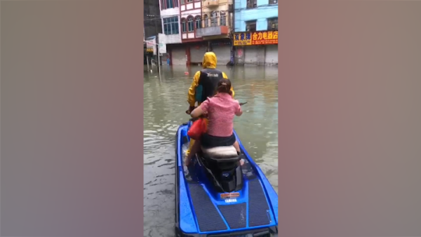 防城港暴雨致内涝，外卖员用冲锋舟送餐