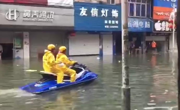 防城港内涝，外卖员用冲锋舟送餐