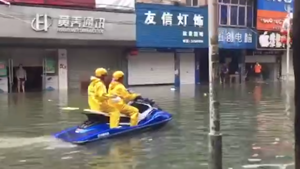 防城港内涝，外卖员用冲锋舟送餐