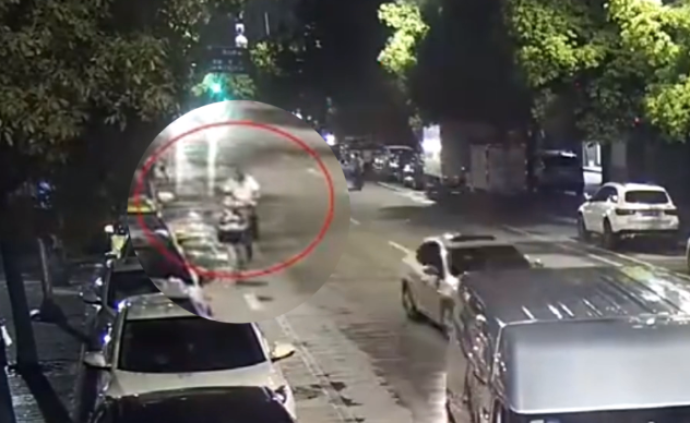 娃不寫作業(yè)被丟公交站,媽媽自己開車離去