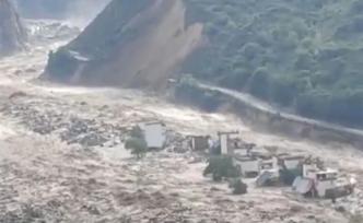 四川丹巴发生泥石流：一村庄仅剩约15栋可见建筑