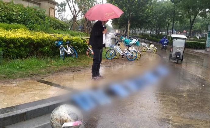 老人雨后撈到50個車牌，兒子路邊等失主