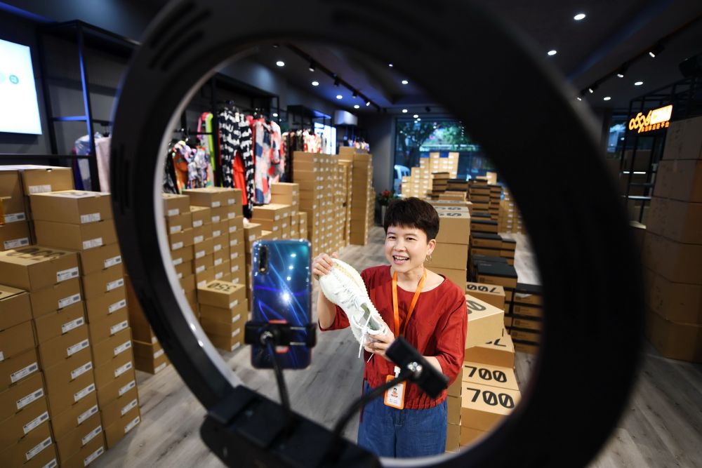 5月7日,工作人员在莆田市零伍玖肆电子商务有限公司仓库直播.