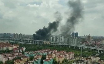 上海衡山汽车租赁公司停车场发生火灾，已扑灭无人员伤亡