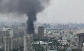 上海一停车场突发火灾，浓烟数里外可见！
