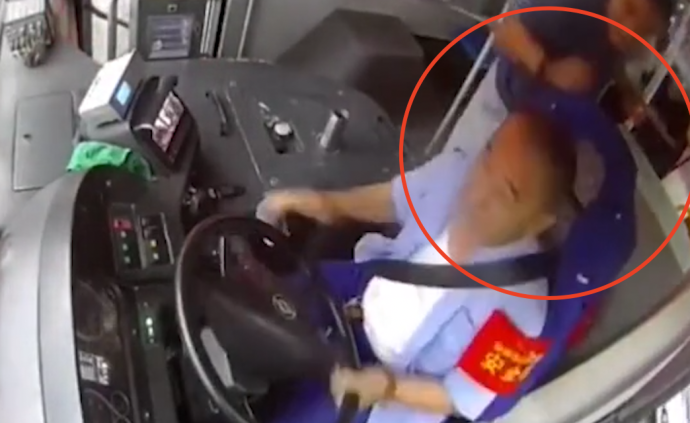 男子酒后乘车殴打司机,致公交车撞上护栏