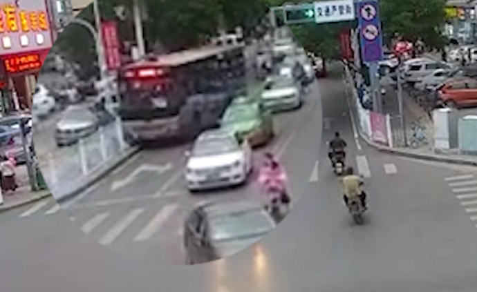 酒后乘車毆打司機(jī)，致公交車撞上護(hù)欄